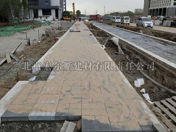 通州市政府副中心道路渗水砖施工现场